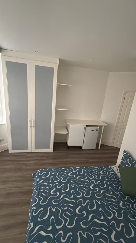 Room Hanover Road in Greater London