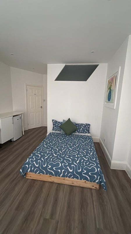 Room Hanover Road in Greater London