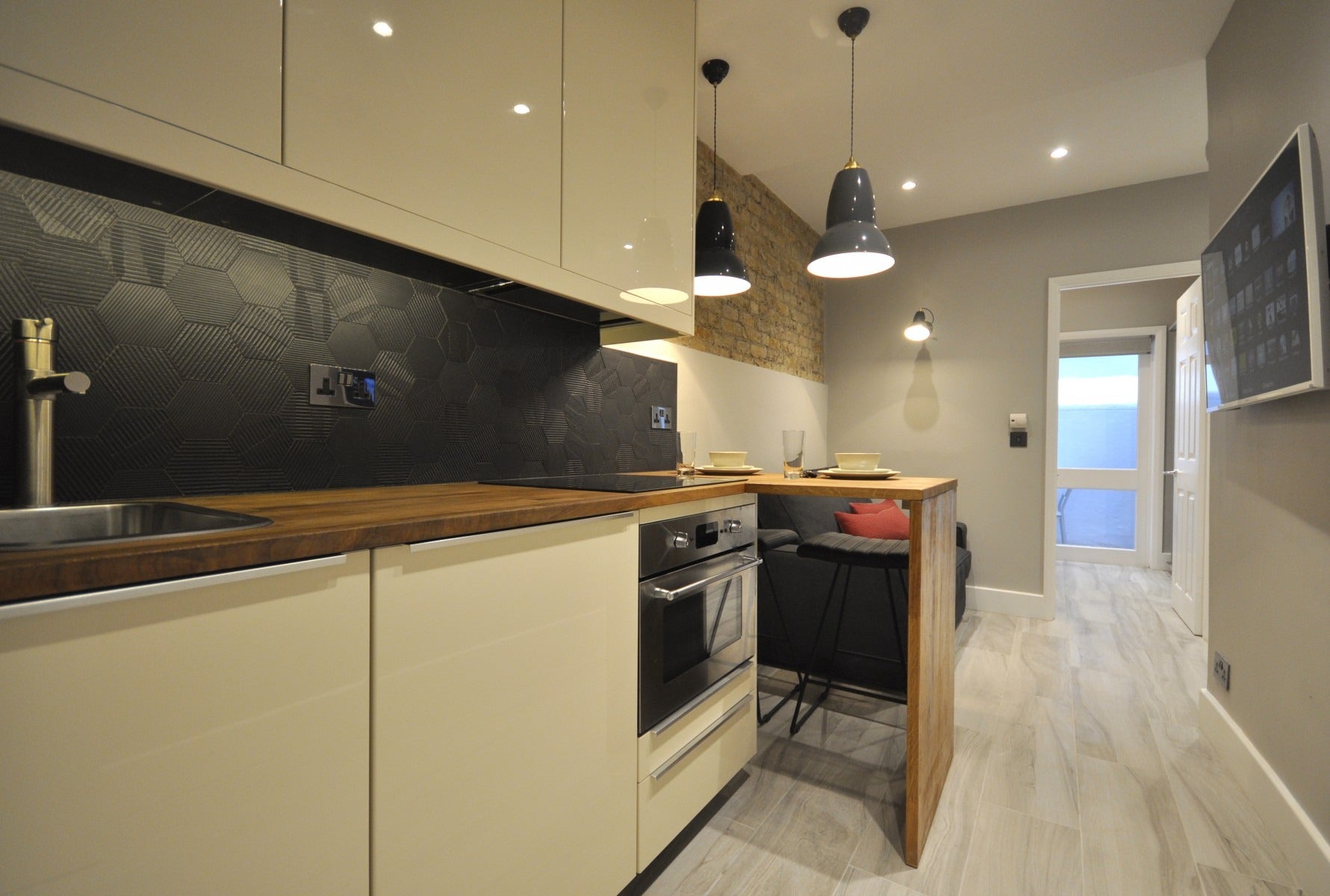 Flat Linden Gardens in Greater London