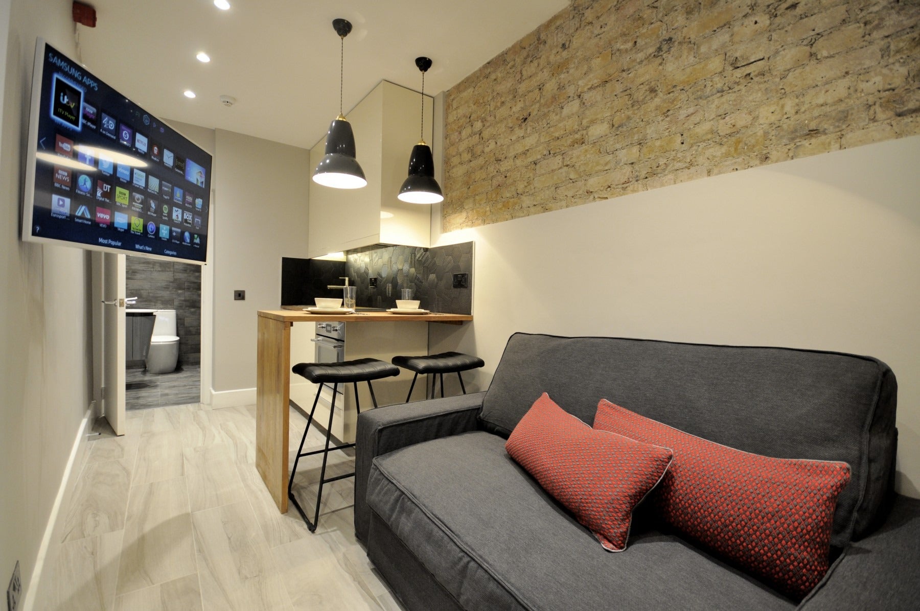 Flat Linden Gardens in Greater London