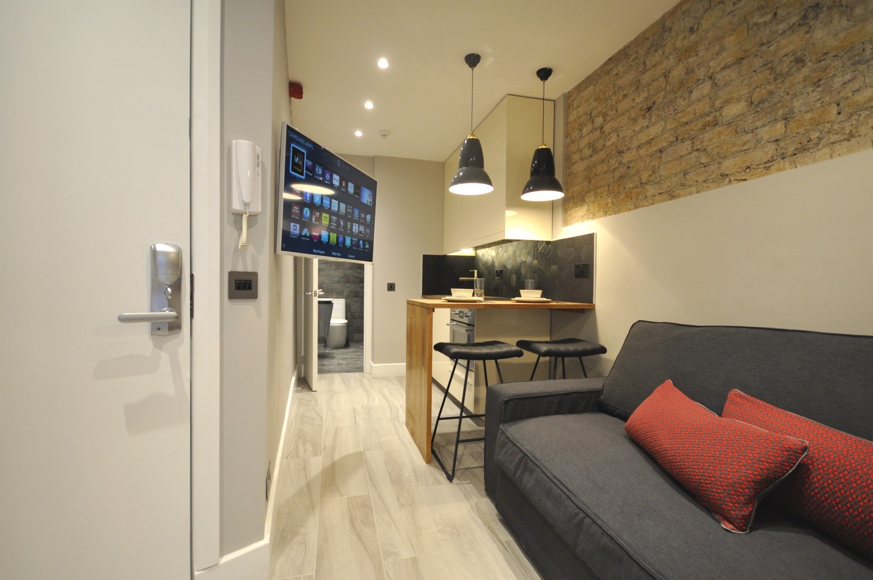 Flat Linden Gardens in Greater London