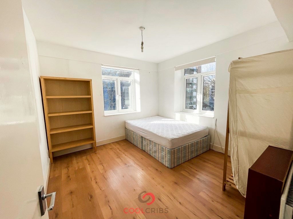 Flat Kember Street in Greater London