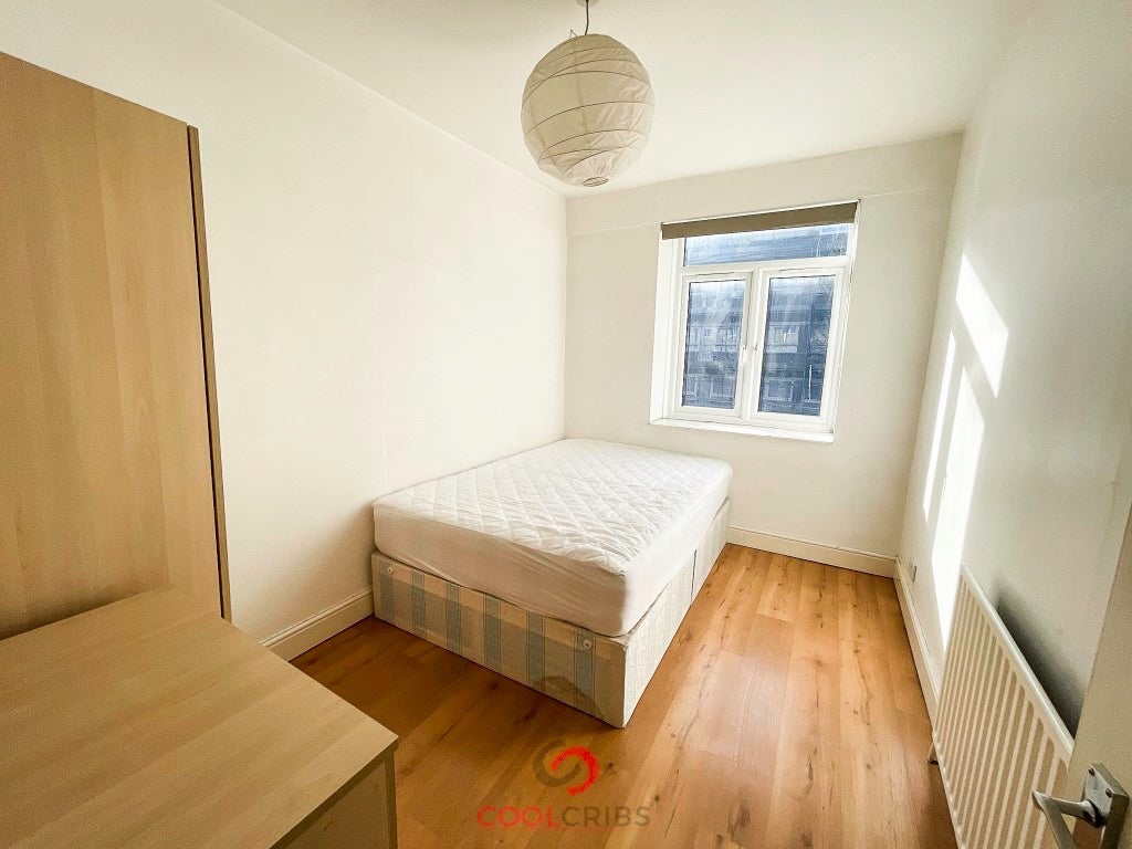 Flat Kember Street in Greater London