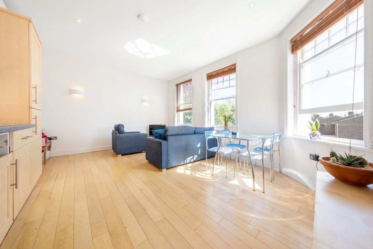 Room Half Moon Lane in Greater London