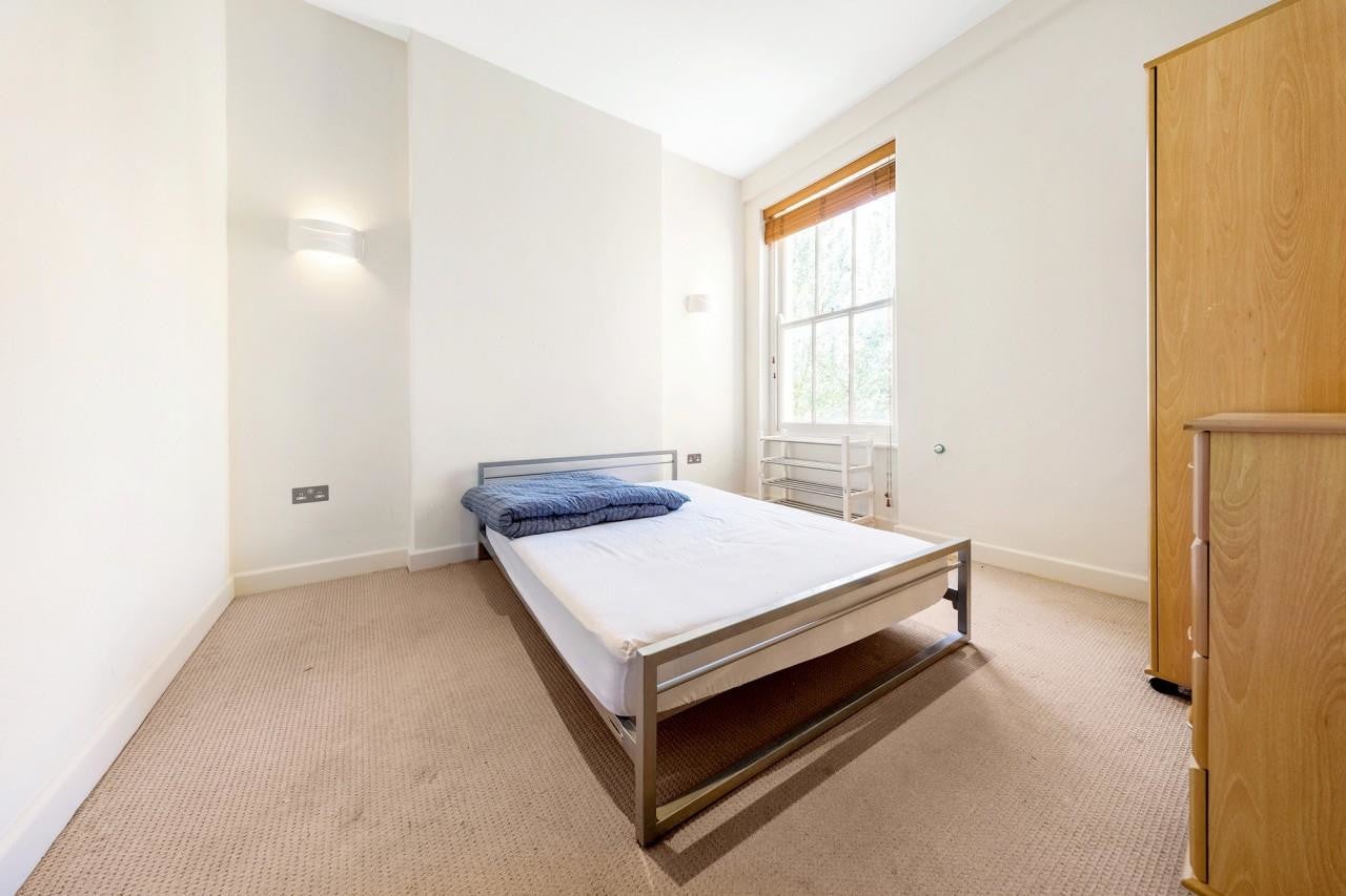 Room Half Moon Lane in Greater London