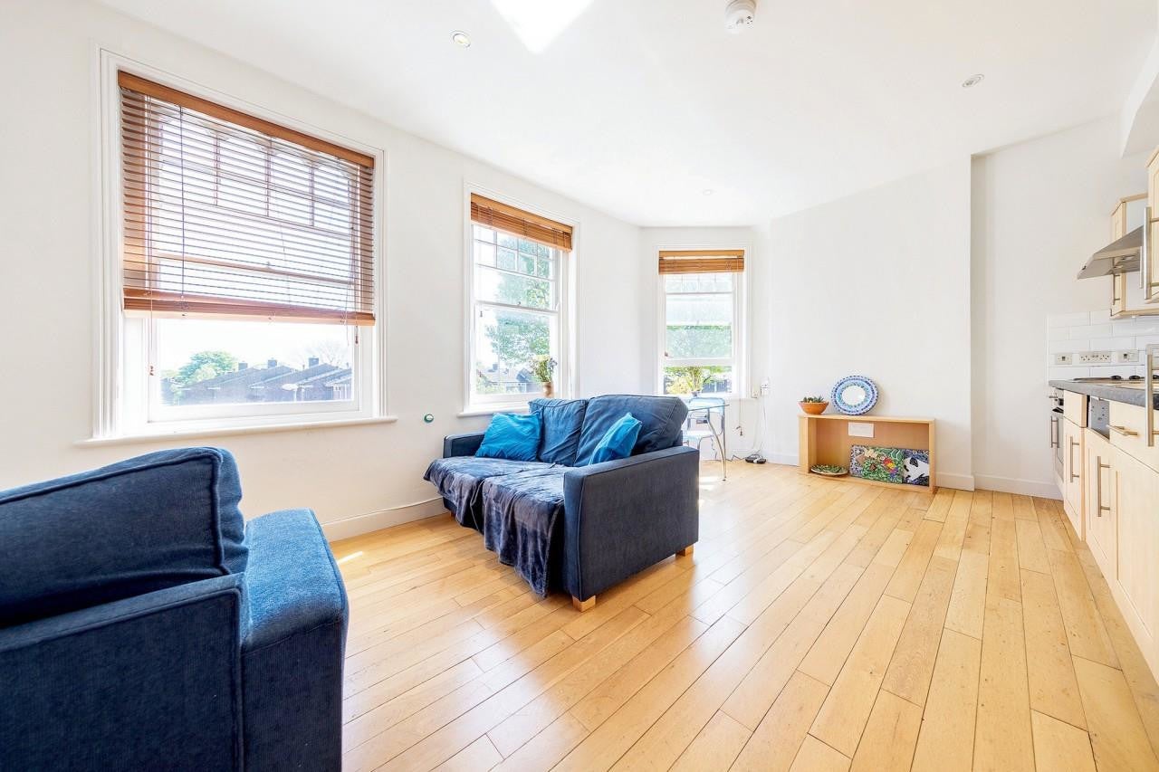 Room Half Moon Lane in Greater London