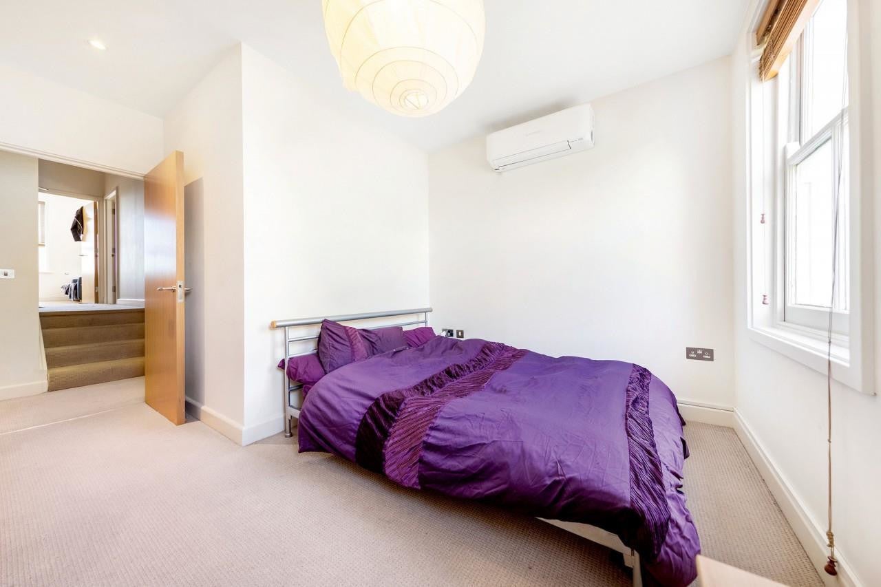 Room Half Moon Lane in Greater London