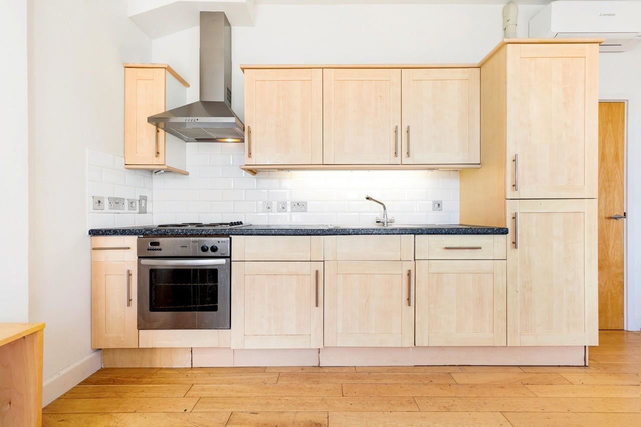 Room Half Moon Lane in Greater London