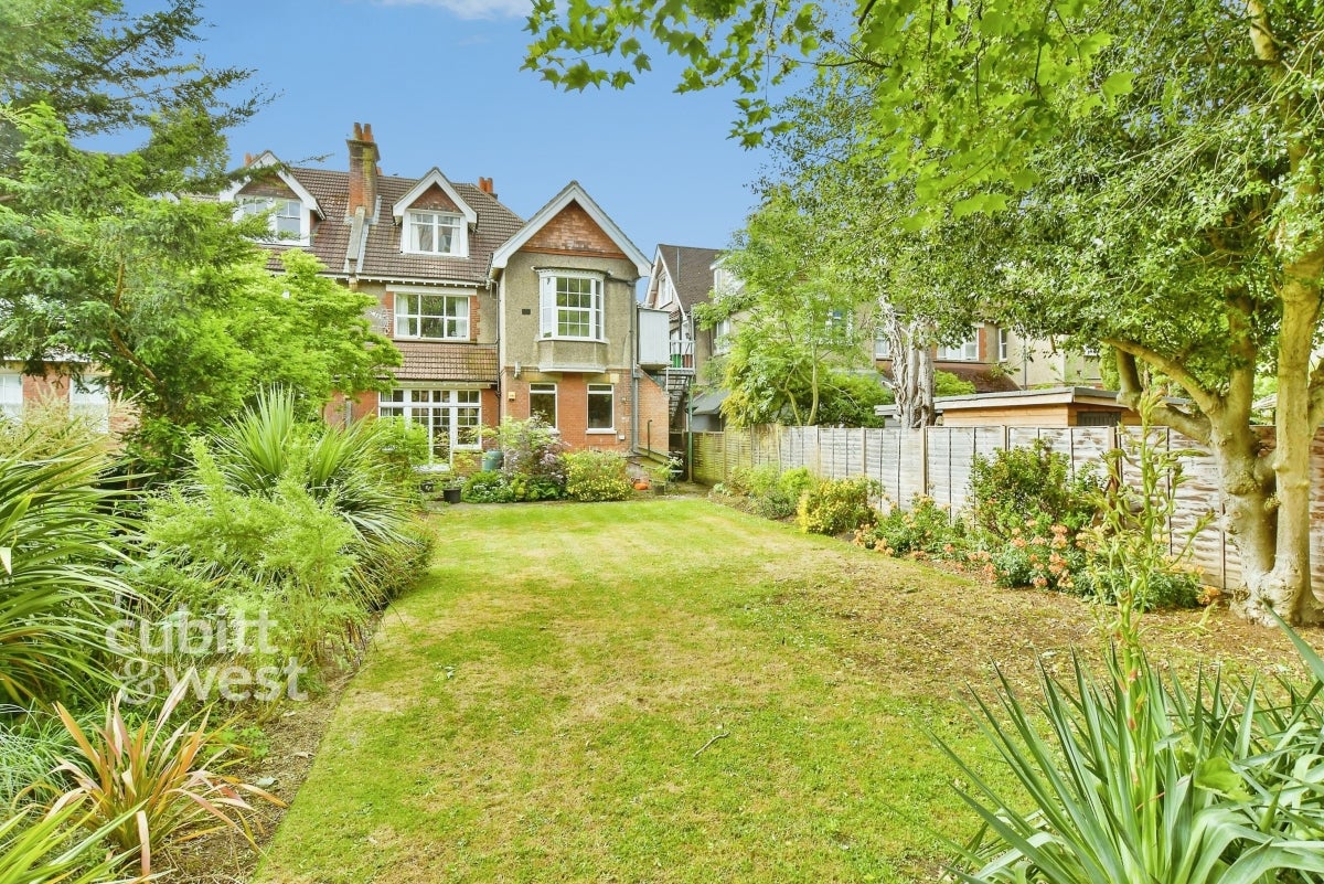 Flat Wheatcroft Court in Greater London