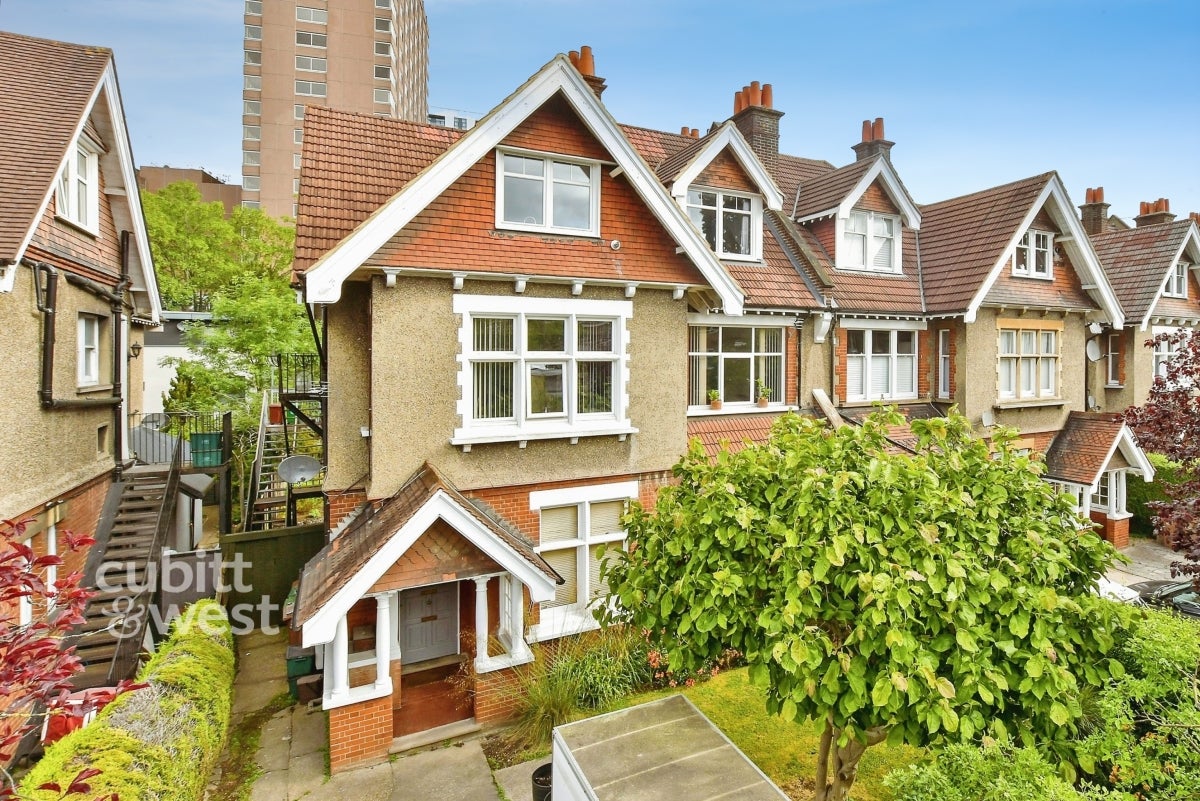 Flat Wheatcroft Court in Greater London