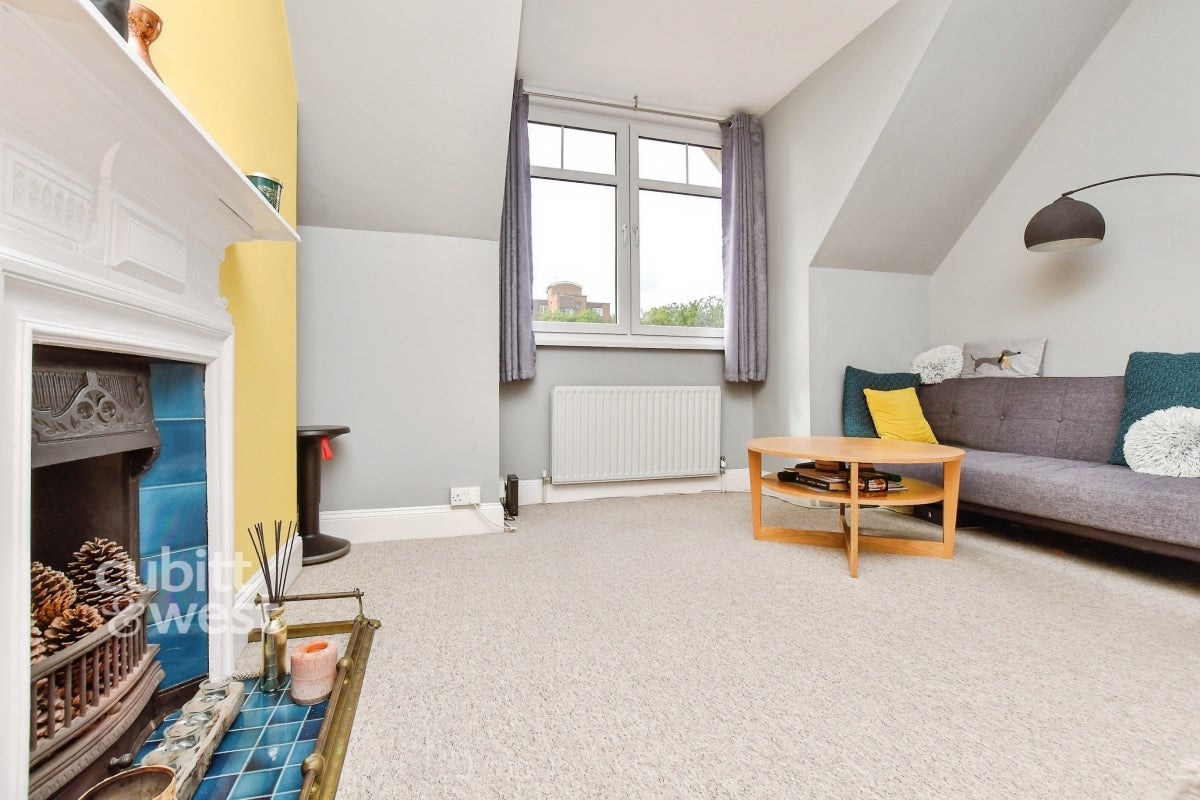 Flat Wheatcroft Court in Greater London