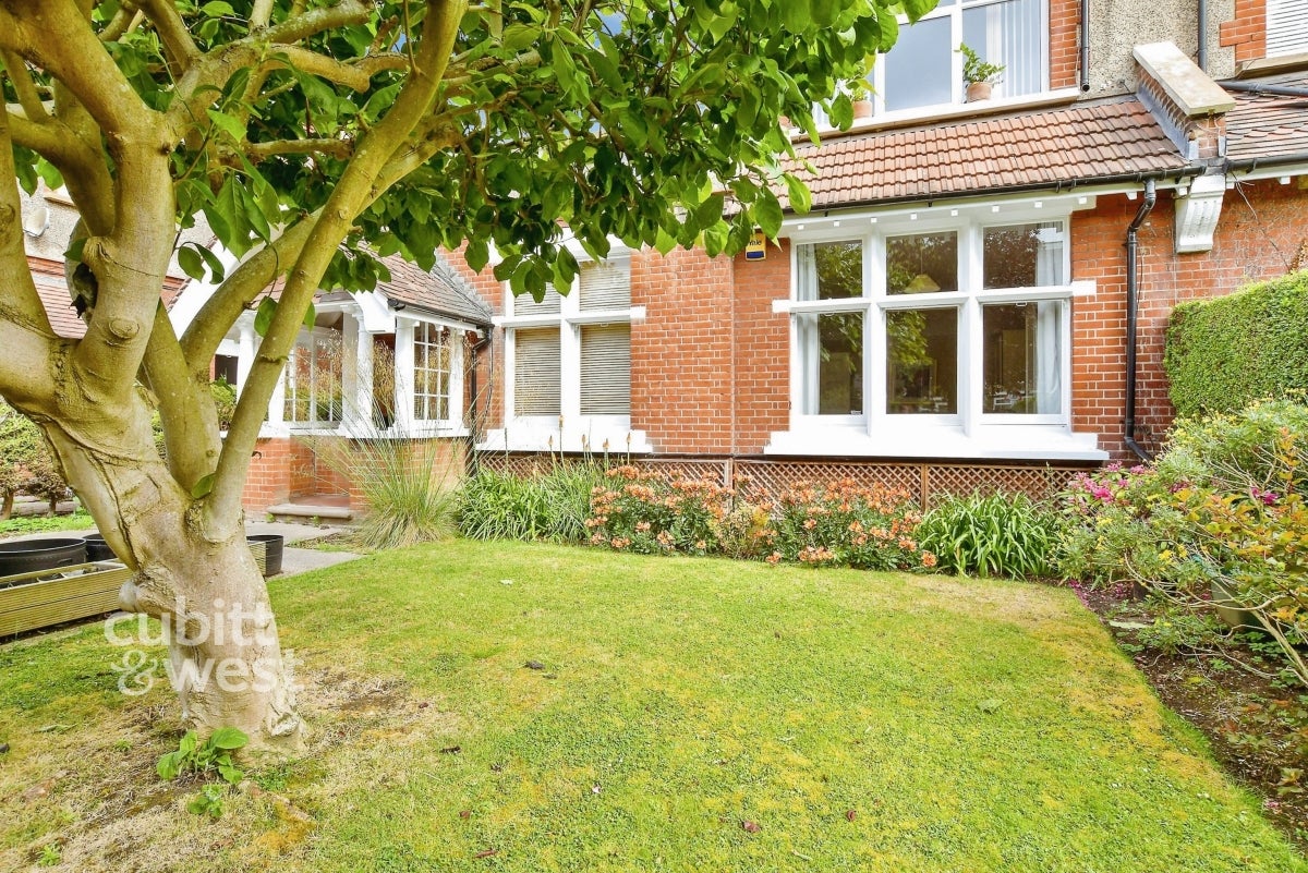 Flat Wheatcroft Court in Greater London