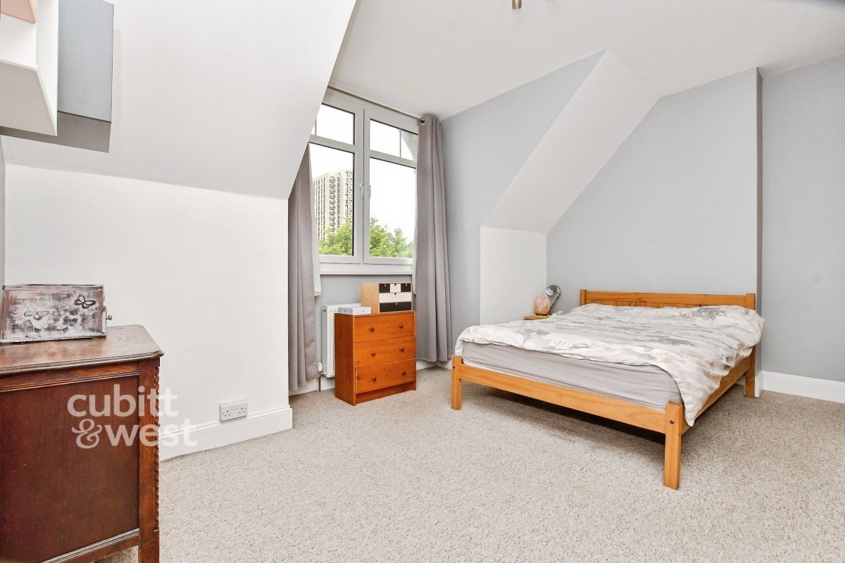 Flat Wheatcroft Court in Greater London