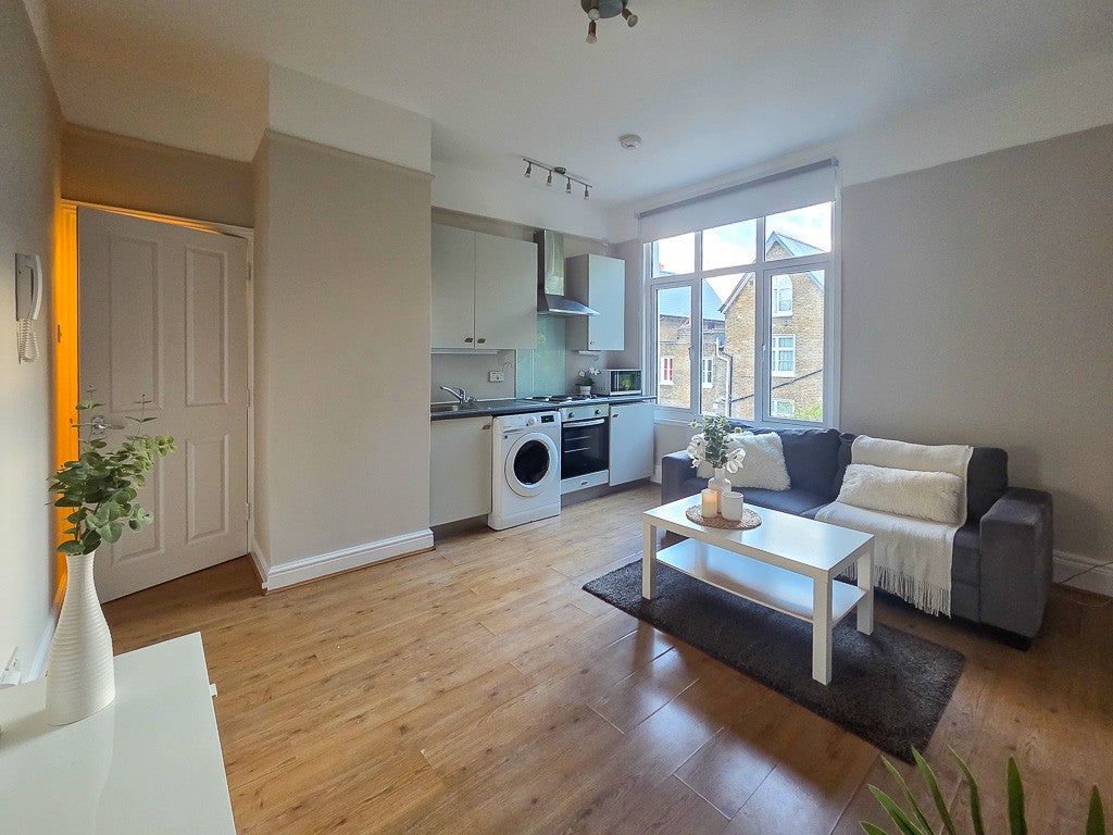 Flat Goldhawk Road in Greater London