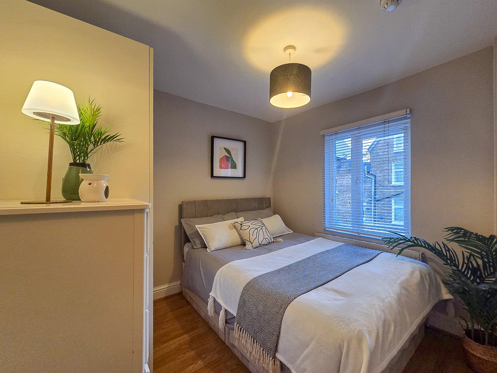Flat Goldhawk Road in Greater London