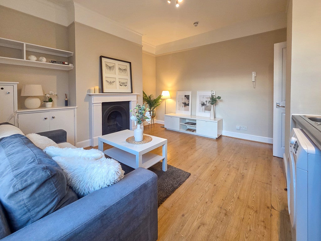 Flat Goldhawk Road in Greater London