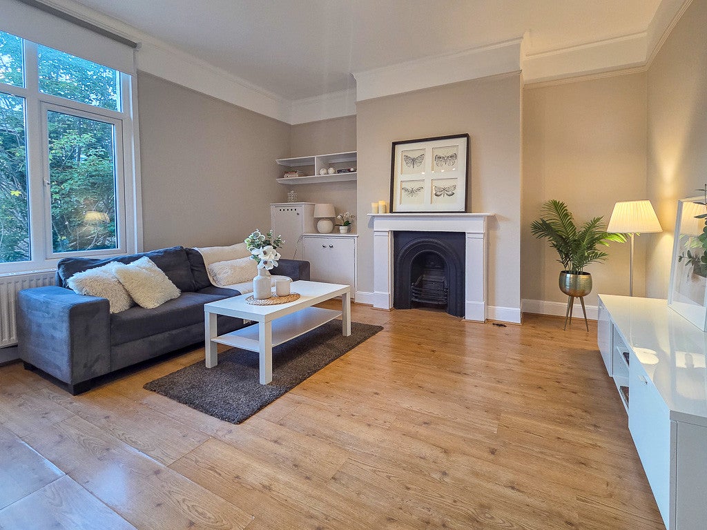 Flat Goldhawk Road in Greater London