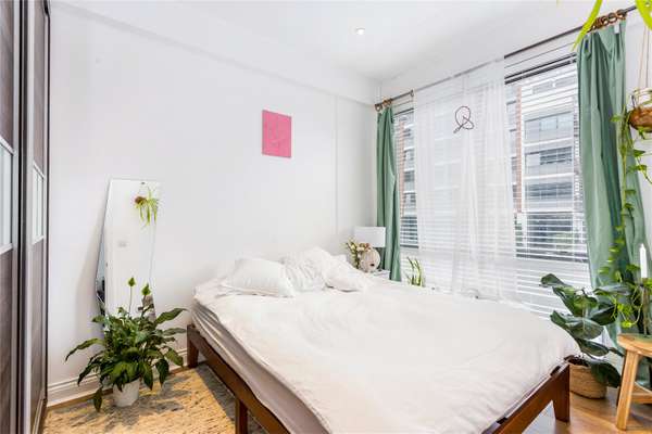 Flat Kingsland Road in Greater London