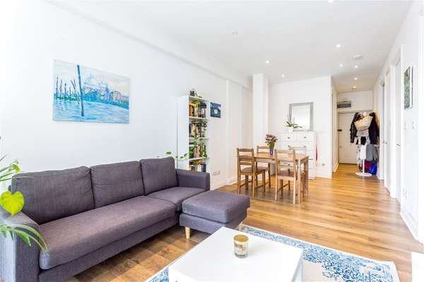 Flat Kingsland Road in Greater London