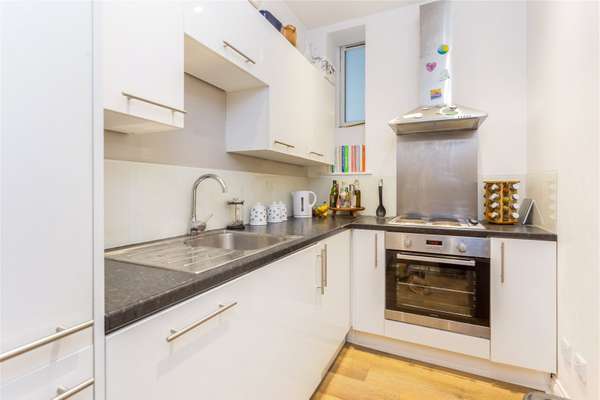 Flat Kingsland Road in Greater London