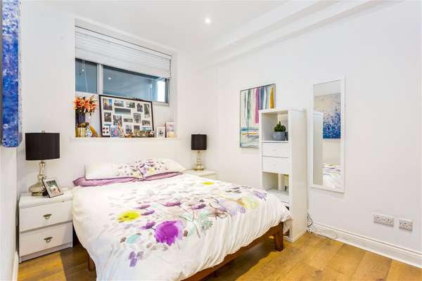 Flat Kingsland Road in Greater London