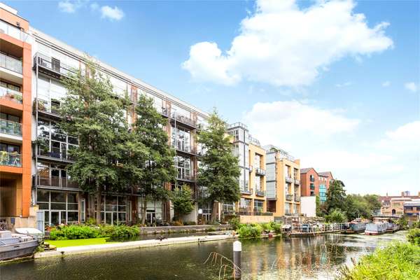 Flat Kingsland Road in Greater London