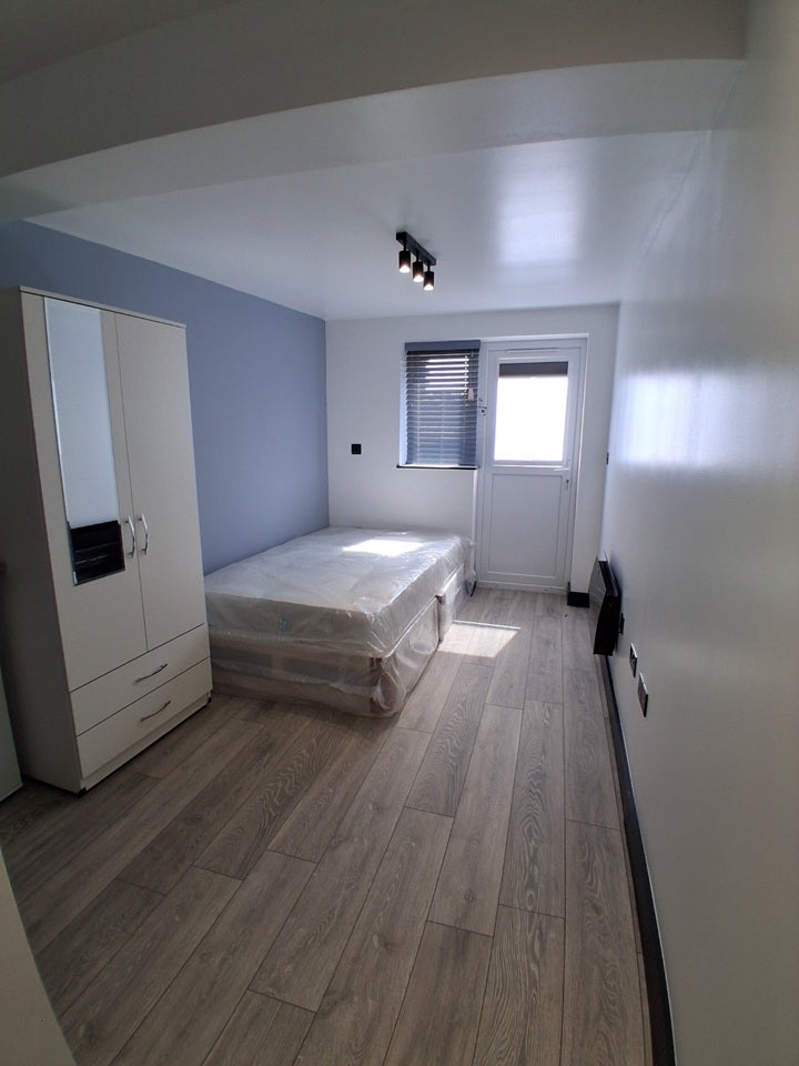 Room Mitcham Lane in Greater London