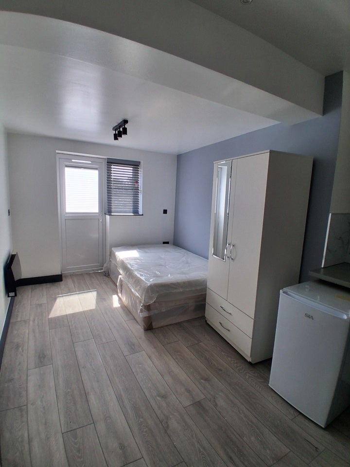 Room Mitcham Lane in Greater London