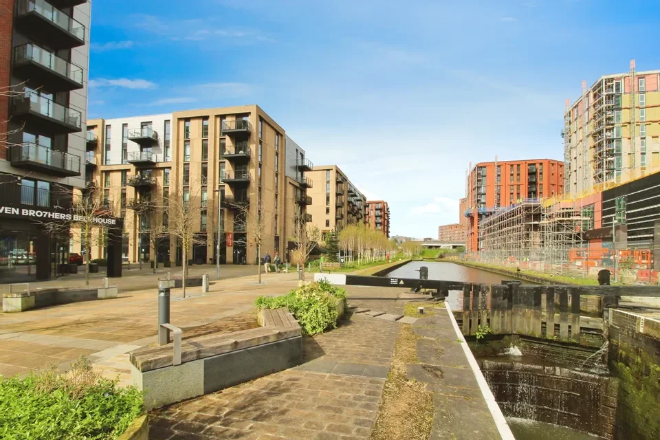 Flat Lockside Lane in Salford