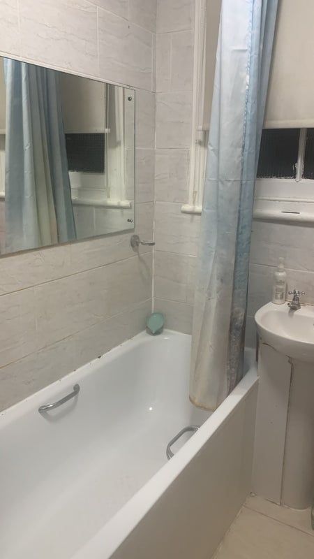 Room Earlsfield Road in Greater London