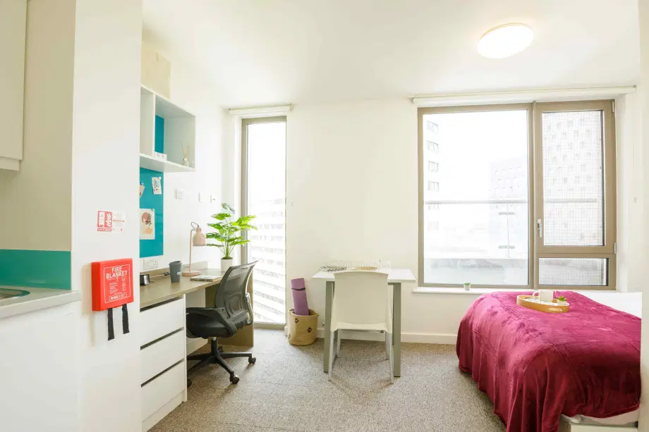 Room North End Road in Greater London