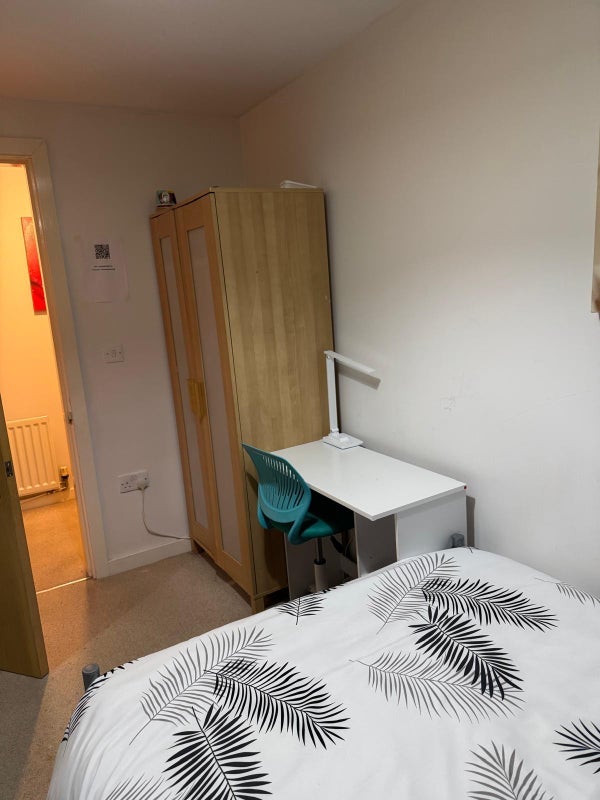 Room Ashton Old Road in Manchester