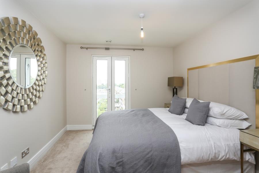 Flat Kensington High Street in Greater London