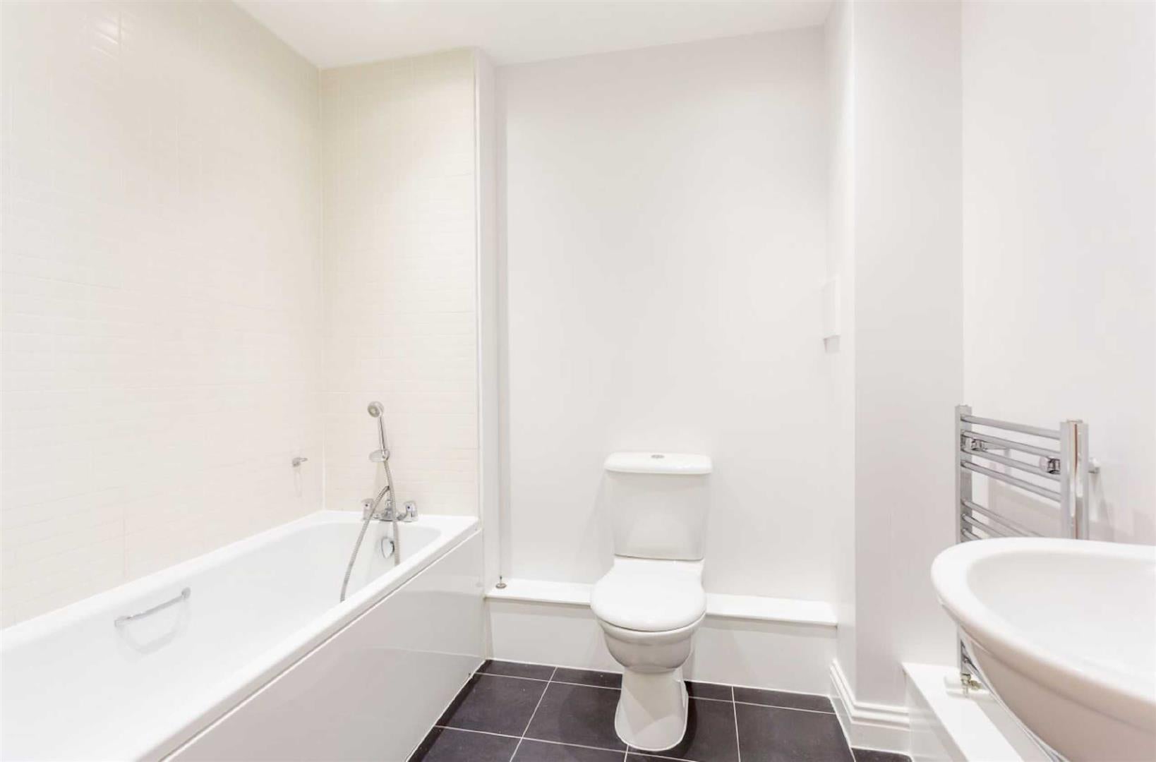 Flat Charcot Road in Greater London
