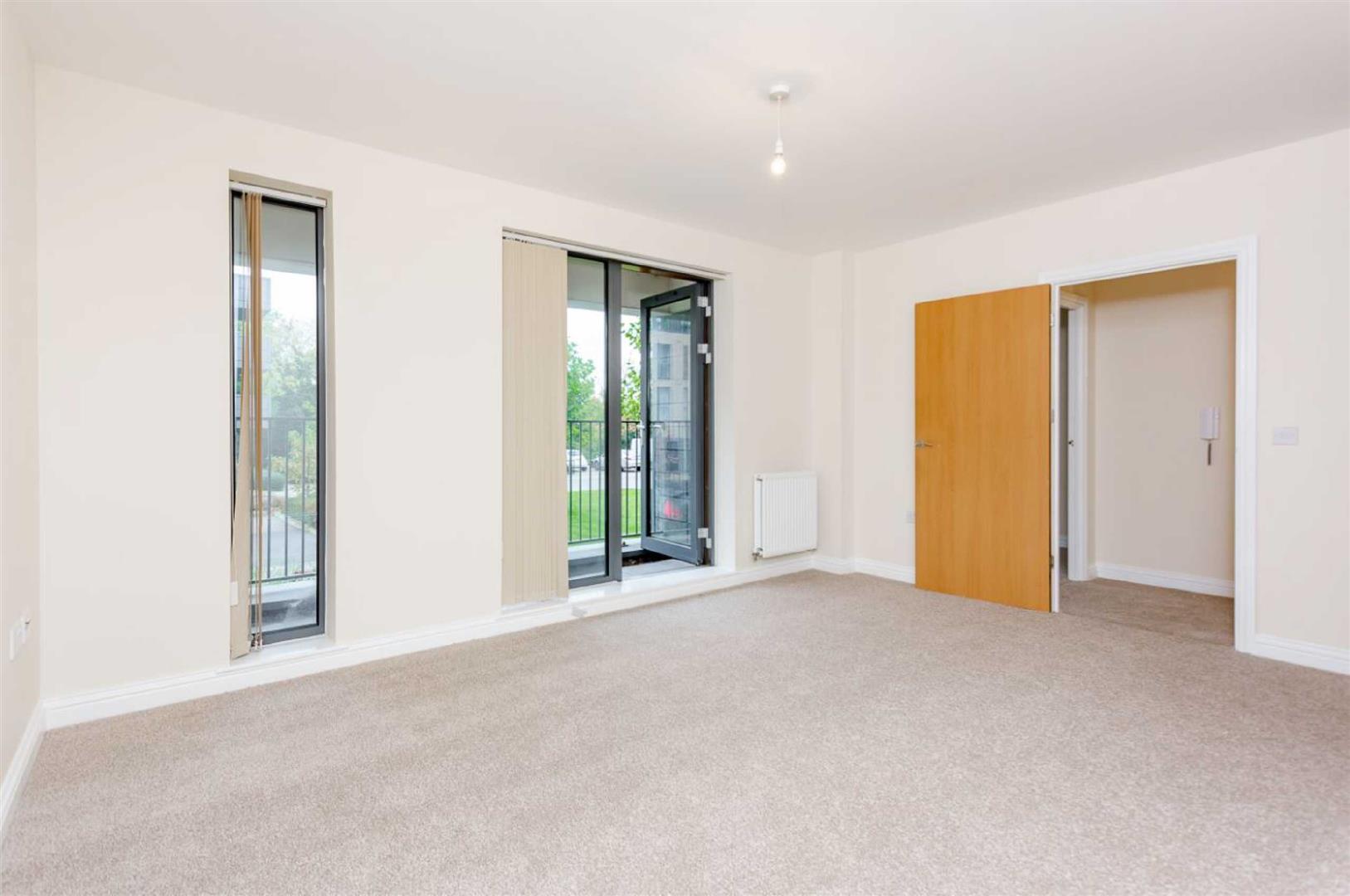 Flat Charcot Road in Greater London