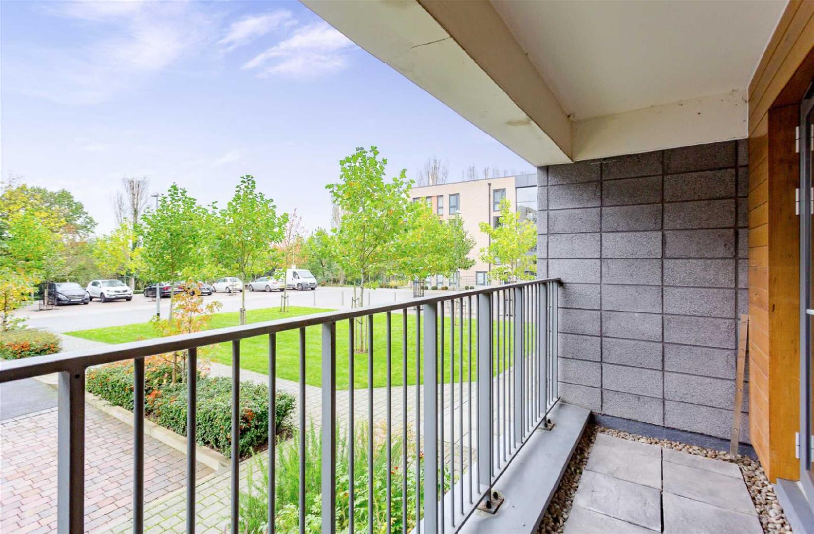 Flat Charcot Road in Greater London