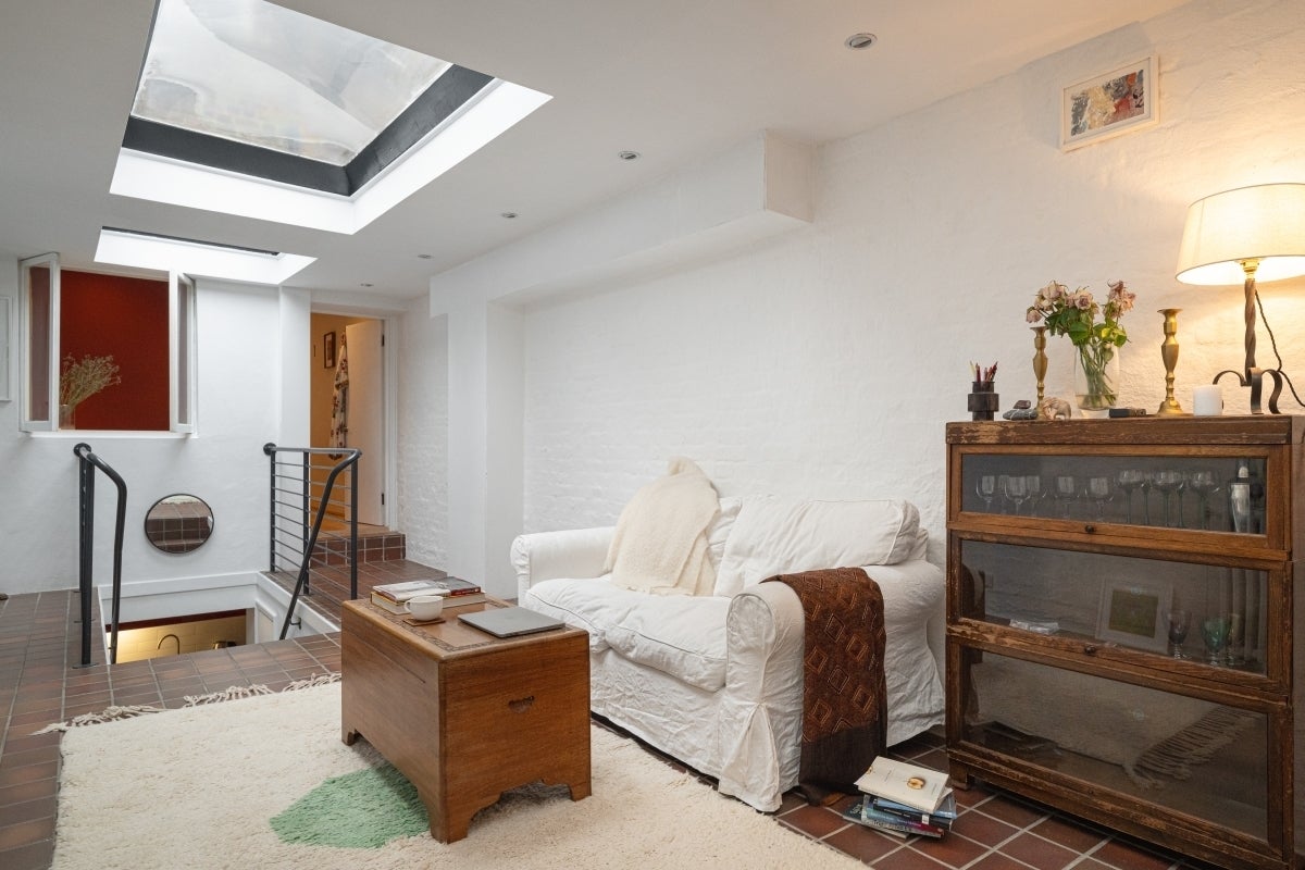 Flat Mortimer Road in Greater London