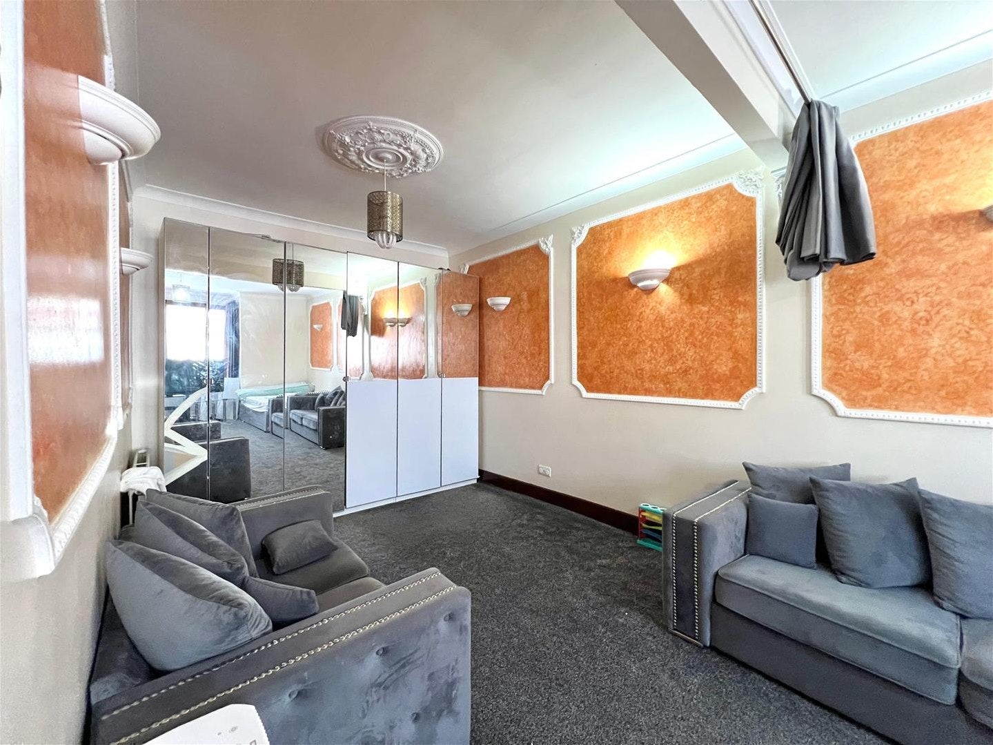 House Mortlake Road in Greater London