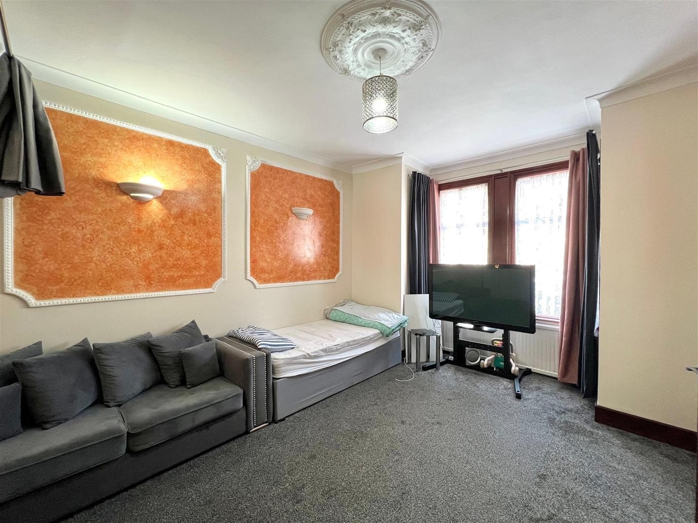 House Mortlake Road in Greater London