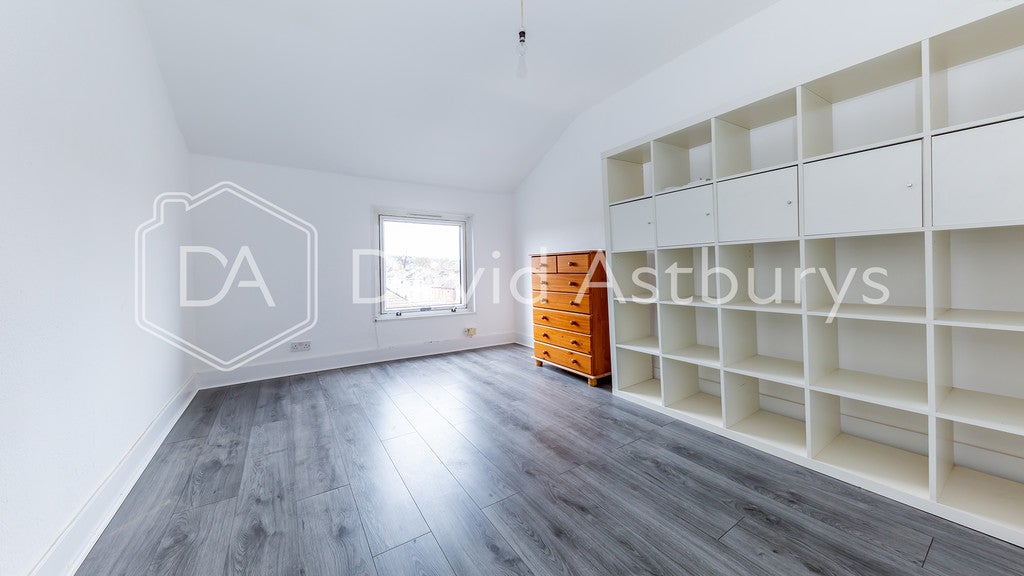 Flat Burgoyne Road in Greater London