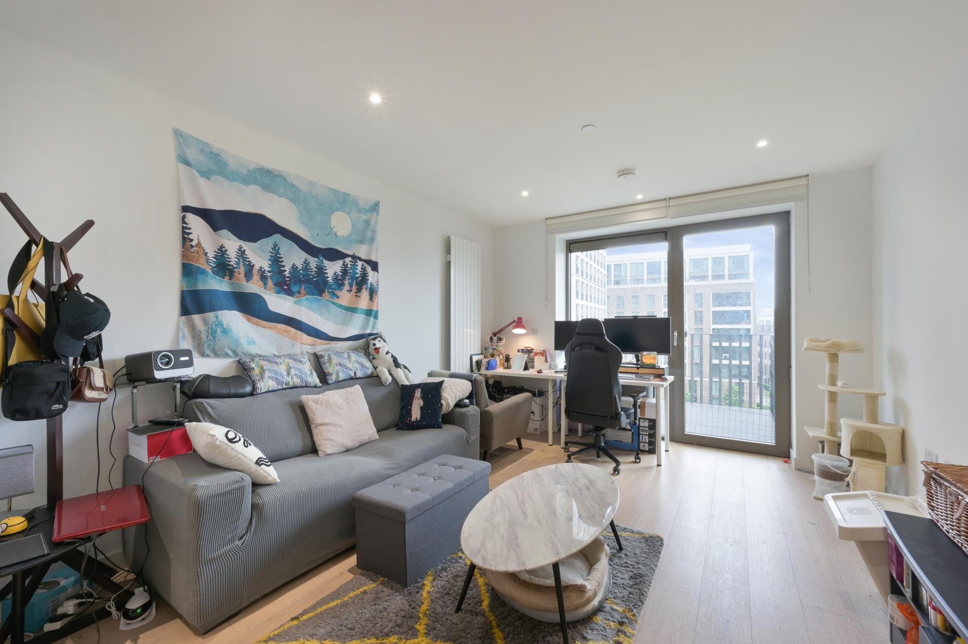 Flat Royal Crest Avenue in Greater London