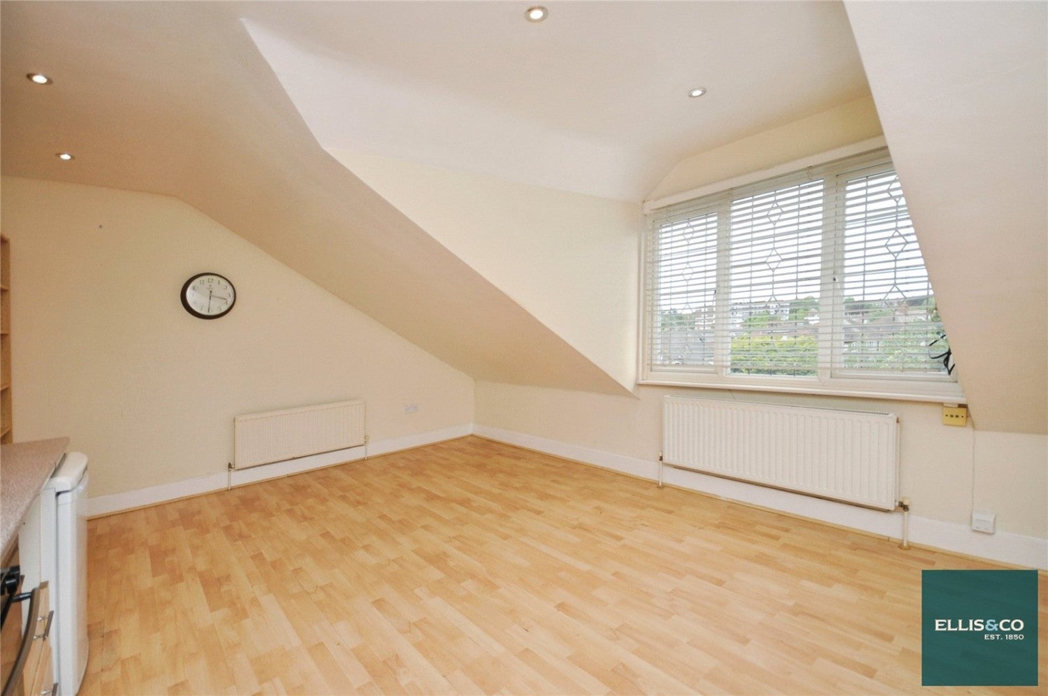 Flat Mountfield Road in Greater London