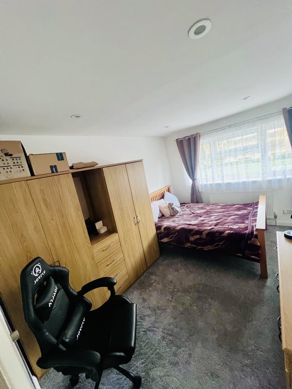 Room Crossways in Crawley