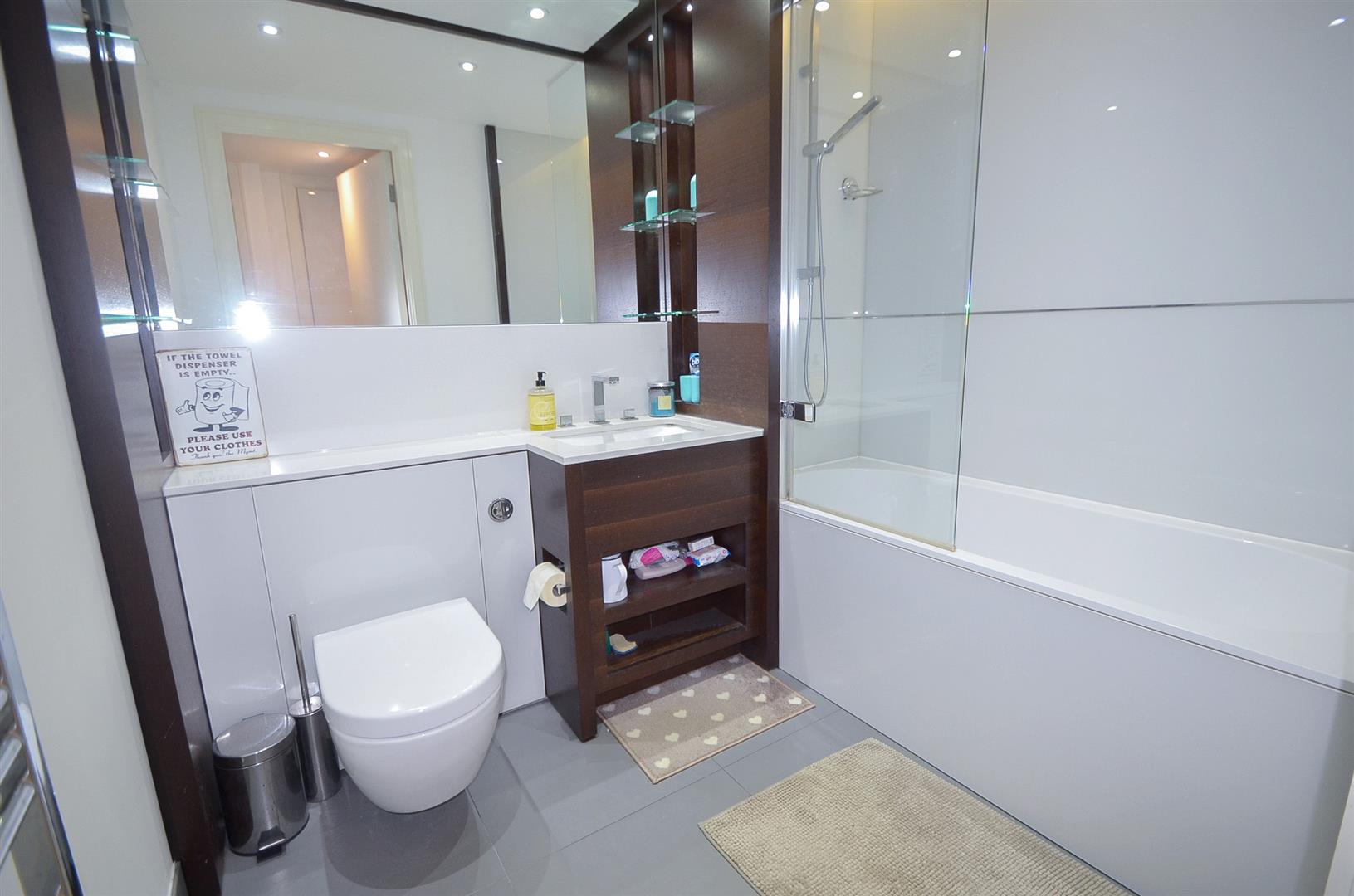 Flat Juniper Drive in Greater London