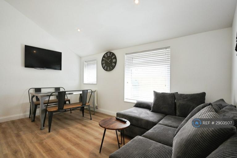 Room New Street in Bugle