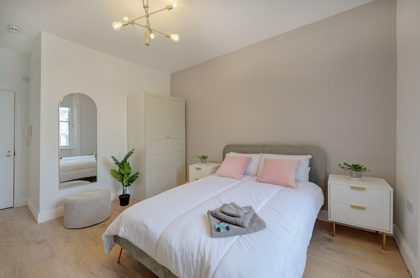 Flat Kensington Gardens Square in City of Westminster