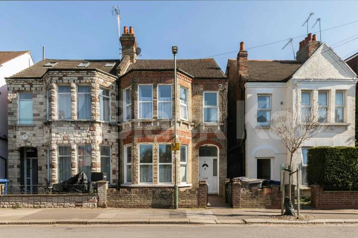 Flat Iverson Road in Greater London