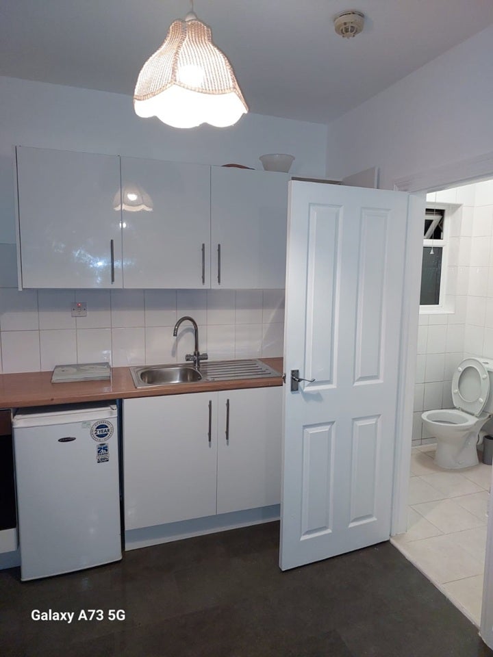 Room Hoop Lane in Greater London