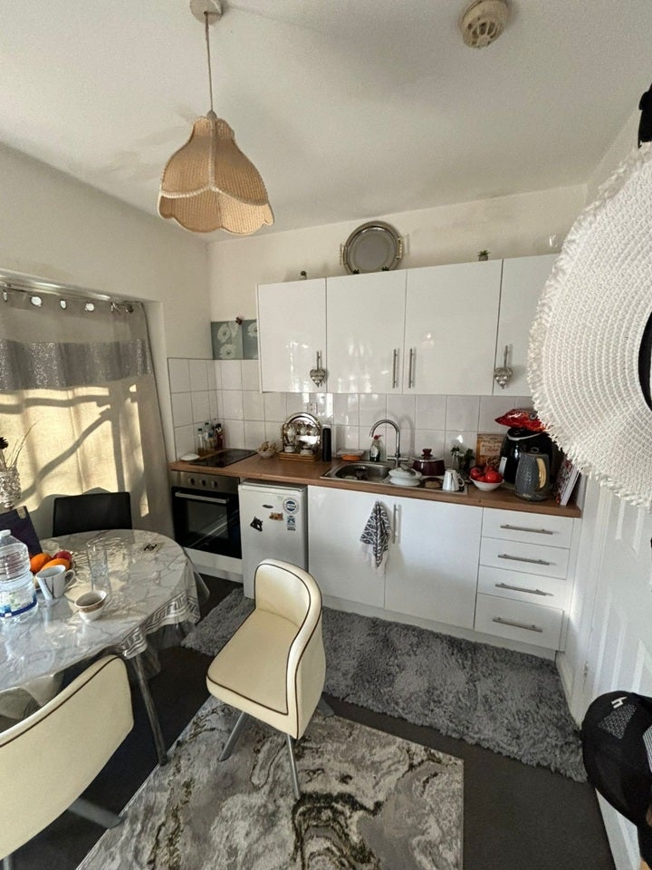 Room Hoop Lane in Greater London