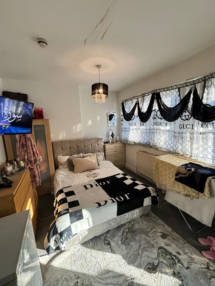 Room Hoop Lane in Greater London
